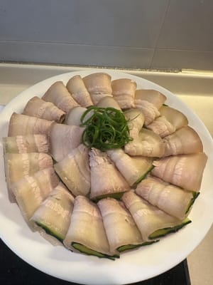 guarnire con cipollotti tagliati a fettine sottili