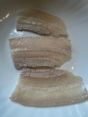 E tagliare a pezzetti sottilissimi come mostrato. Più la carne è tenera, migliore sarà la consistenza. Tenere da parte