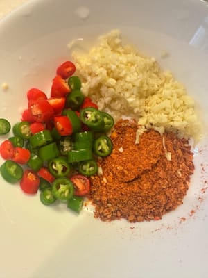 Per quanto riguarda la salsa, aggiungere tutti gli ingredienti secchi insieme