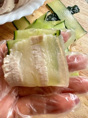 prendi una fetta di carne, mettici sopra un cetriolo e piega