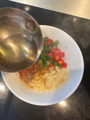 Versare olio caldo per rendere il tutto aromatico