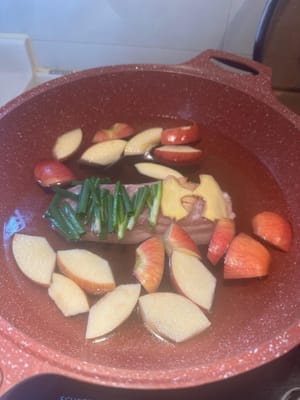 Iniziare sbollentando la pancetta di maiale in acqua fredda per 30 minuti