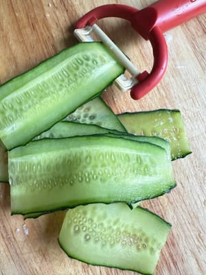 utilizzare un pelapatate per tagliare i cetrioli a pezzetti molto sottili
