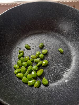 將臭豆去皮、洗淨，然後短暫翻炒。