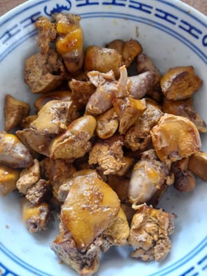Prepare una sartén, añada 1 cucharada de aceite y fría el hígado de pollo (±5 minutos) un momento. Retire y reserve.