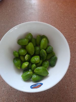 將臭豆去皮、洗淨，然後短暫翻炒。