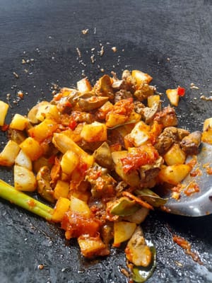 Agregue el hígado de pollo y las papas, revuelva bien, sazone (1/2 cucharadita de sal, 1 cucharadita de caldo en polvo, 1/2 cucharadita de pimienta en polvo y 1 pulgar de azúcar morena) a gusto, agregue un poco de agua (±150 mililitros) y cocine hasta que las especias se absorban.