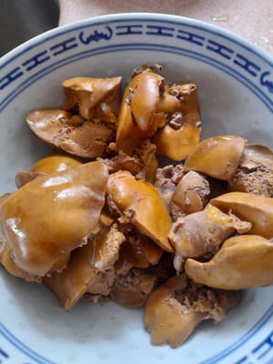 然後在滾水中煮 4 片檸檬葉並加入少許鹽（±5 分鐘），直至變軟，倒掉水，沖洗並根據口味切成塊。
