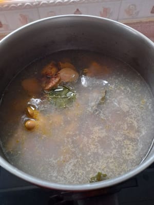 然後在滾水中煮 4 片檸檬葉並加入少許鹽（±5 分鐘），直至變軟，倒掉水，沖洗並根據口味切成塊。