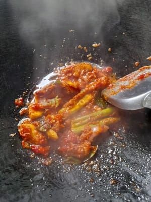 Especias finamente molidas (8 chalotas, 5 dientes de ajo, 2 chiles rojos rizados (se puede añadir pimienta de cayena), 1 pulgar de jengibre (machacado).
Saltear las especias finas hasta que desprendan su aroma. Añadir especias adicionales (2 hojas de laurel, 4 hojas de lima desgarradas, 1 tallo de limoncillo machacado, 2 cm de hierba Laos machacada). Saltear de nuevo hasta que las especias estén bien cocidas y suelten aceite.