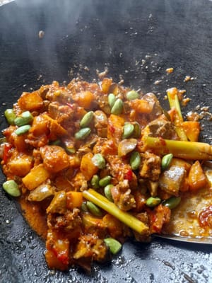 Agregue los frijoles y la leche de coco (3 cucharadas), revuelva y cocine nuevamente brevemente hasta que estén ligeramente secos y salga aceite, retire del fuego y esté listo para servir.