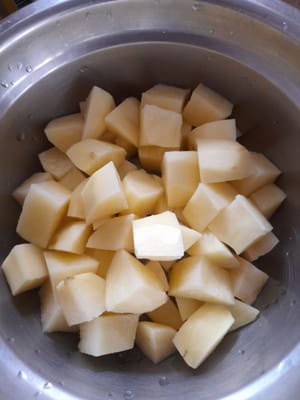 將薯仔去皮，徹底清洗，然後切成方塊（小方塊），瀝乾水分，然後用中火煎薯仔，直到變黃。