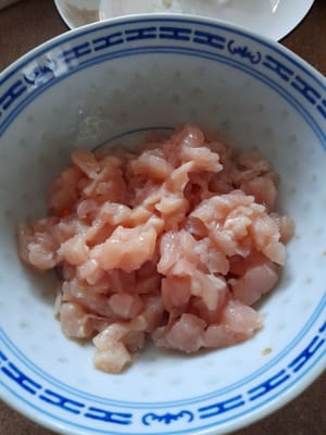 制作馅料；切碎的鱼片肉