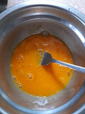 1 个打散的鸡蛋，备用