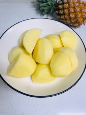 Couper les pommes de terre en dés et réserver.