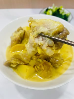 Curry au lait de coco avec pommes de terre et côtes de porc