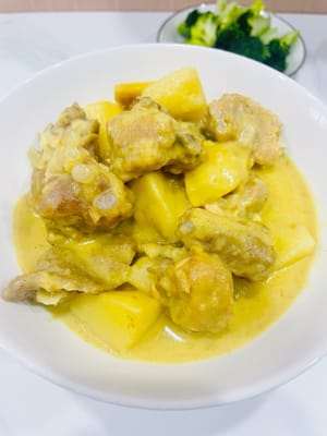 Curry au lait de coco avec pommes de terre et côtes de porc
