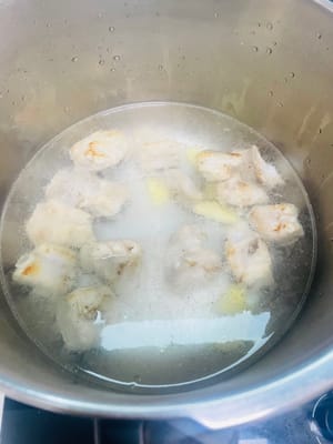 Préparez une autre casserole, ajoutez de l’eau bouillante pour recouvrir les côtes (attention : si vous ajoutez de l’eau froide, les côtes seront sèches). Vous pouvez ajouter plus d’eau. Après la cuisson, retirez un peu de soupe et salez pour assaisonner. Vous obtiendrez un délicieux bol de soupe de côtes (je ne vous le dirai pas, je filtre aussi la soupe et l’huile pour cuire les brocolis !), afin d’en tirer le meilleur parti sans gaspiller. J’utilise la version économique : autocuiseur, laissez mijoter 4 minutes, éteignez le feu et laissez refroidir naturellement. Ouvrez le couvercle et ajoutez les pommes de terre sautées, laissez mijoter 2 minutes, puis éteignez le feu.
Si vous utilisez une casserole pour cuire les côtes, il est recommandé de les laisser mijoter 30 à 40 minutes au préalable pour qu’elles soient bien cuites et parfumées.