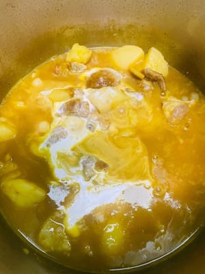 Une fois le curry fondu, versez le lait de coco parfumé et soyeux, remuez doucement et uniformément, continuez à maintenir le feu doux, laissez l'arôme du curry et du lait de coco se mélanger complètement, jusqu'à ce que la soupe dans la casserole bouillonne et dégage un arôme complexe appétissant, puis éteignez le feu.