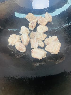 鍋子裡加油，先將排骨炒香，接著放入薑片一起翻炒出香味，盛出嚟備用。