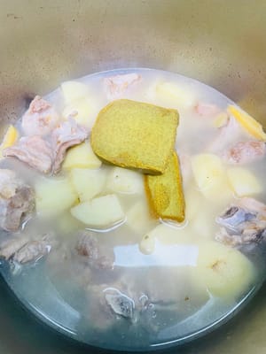 Ajoutez les cubes de curry et laissez cuire à feu doux jusqu'à ce qu'ils soient fondus. Remuez délicatement pour éviter de brûler le fond.