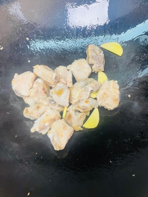 Ajoutez de l'huile dans la poêle, faites revenir les travers de porc jusqu'à ce qu'ils soient parfumés, puis ajoutez les tranches de gingembre et faites revenir jusqu'à ce qu'ils soient parfumés, puis réservez.
