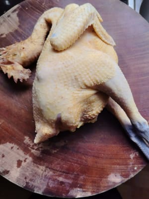 2 kg de pollo de corral recién comprado