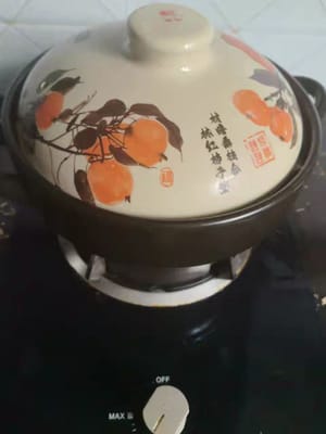 Después de 10 minutos, abra la tapa, agregue algunos hongos shiitake remojados y cuatro o cinco dátiles rojos, luego transfiera a una olla de barro y cocine a fuego lento durante unos 30 minutos.