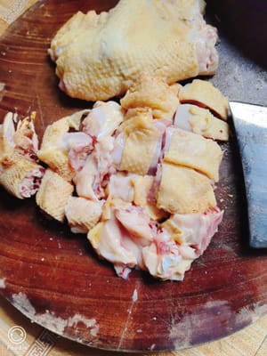 Limpiar el pollo después de comprarlo y cortarlo en trozos grandes.