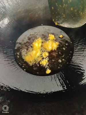 Calentar el aceite en un wok y freír el pollo primero dentro de la cavidad.