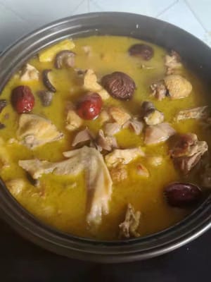 ¡Bien, se acabó el tiempo! Abre la tapa, ¡guau, huele delicioso! Toda la cocina huele a caldo de pollo. Luego añade 2 gramos de sal al gusto, unas 10 bayas de goji y una pizca de pimienta.