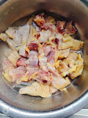 Agregar un poco de sal, remojar en agua fría durante 5 minutos, luego enjuagar con agua caliente y escurrir.