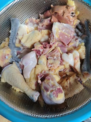 Agregar un poco de sal, remojar en agua fría durante 5 minutos, luego enjuagar con agua caliente y escurrir.