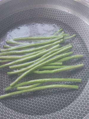냄비에 물을 끓이고, 식용유 한 스푼을 넣고 물이 끓으면 긴콩을 넣고 5분간 끓입니다.