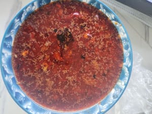 끓는 기름을 그릇에 붓고 사용하기 전에 잘 섞습니다.