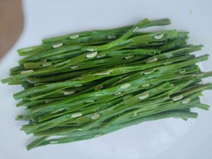 식힌 재료를 반으로 찢어 접시에 담습니다.