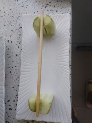 오이 100g을 조각으로 자르고 나중에 사용하기 위해 접시에 담습니다.