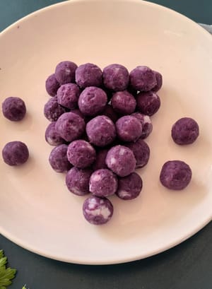 擺出葡萄的造型。