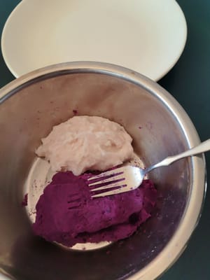 반죽을 조금 떼어내어 작은 공 모양으로 굴립니다.