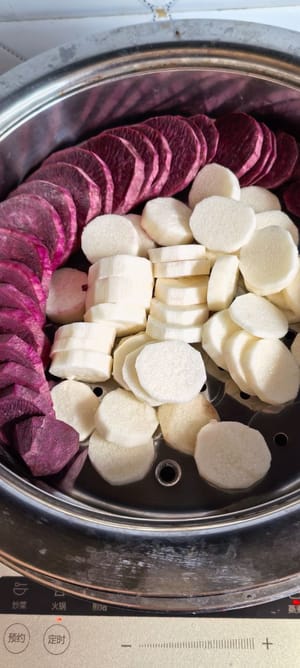 先將紫薯山藥洗淨去皮切成片,水開上鍋,大火蒸15分鐘。