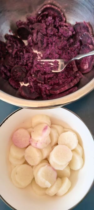 然後用叉子把山藥紫薯分別壓成泥狀。