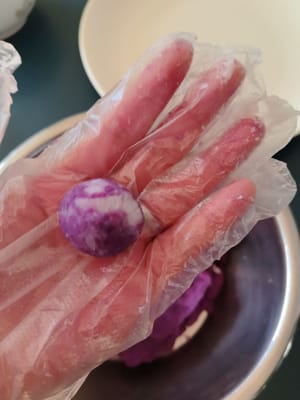 分別揪出一小塊,揉成小圓球