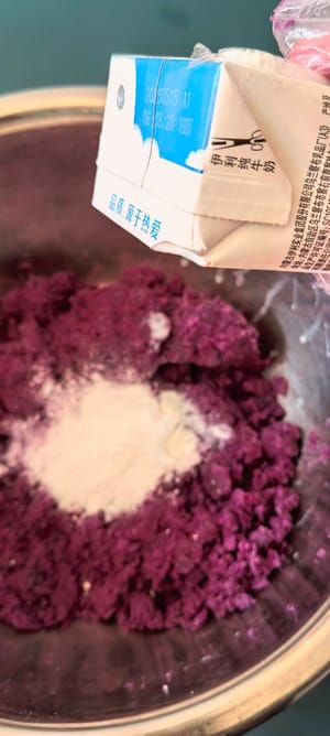 壓得越細越好,紫薯泥裡面加適量的葡萄糖牛奶
