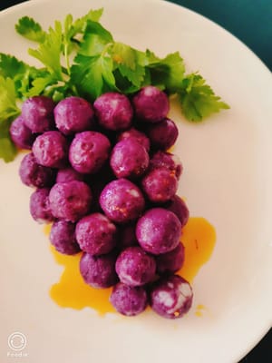 搭配香菜葉做葡萄藤,視覺上逼真又精緻,淋上蜂蜜汁,軟糯香甜香味濃鬱。甜而不膩口的紫氣東來製作完成