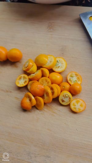 Coupez en tranches épaisses, saupoudrez de sucre candi et laissez mariner pendant environ 10 minutes.