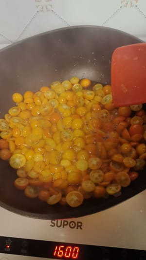 Verser dans une casserole et laisser mijoter à feu moyen-doux.