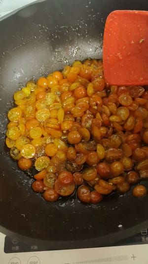 Faire mijoter les kumquats jusqu'à ce qu'ils deviennent translucides et épais.
