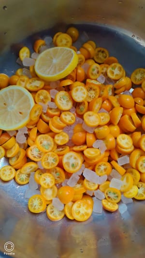 Coupez en tranches épaisses, saupoudrez de sucre candi et laissez mariner pendant environ 10 minutes.