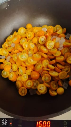 Verser dans une casserole et laisser mijoter à feu moyen-doux.