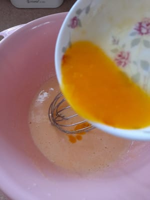 In un altro contenitore, aggiungere le uova, lo zucchero, il brodo di pollo, sbattere fino a quando lo zucchero non si sarà sciolto, quindi aggiungere la margarina fusa e mescolare bene.